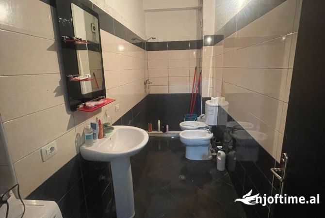 Shtepi ne shitje Apartament ne Tirane, 1+1, Mobilimi E mobiluar, Pagesa 84,999  Euro.