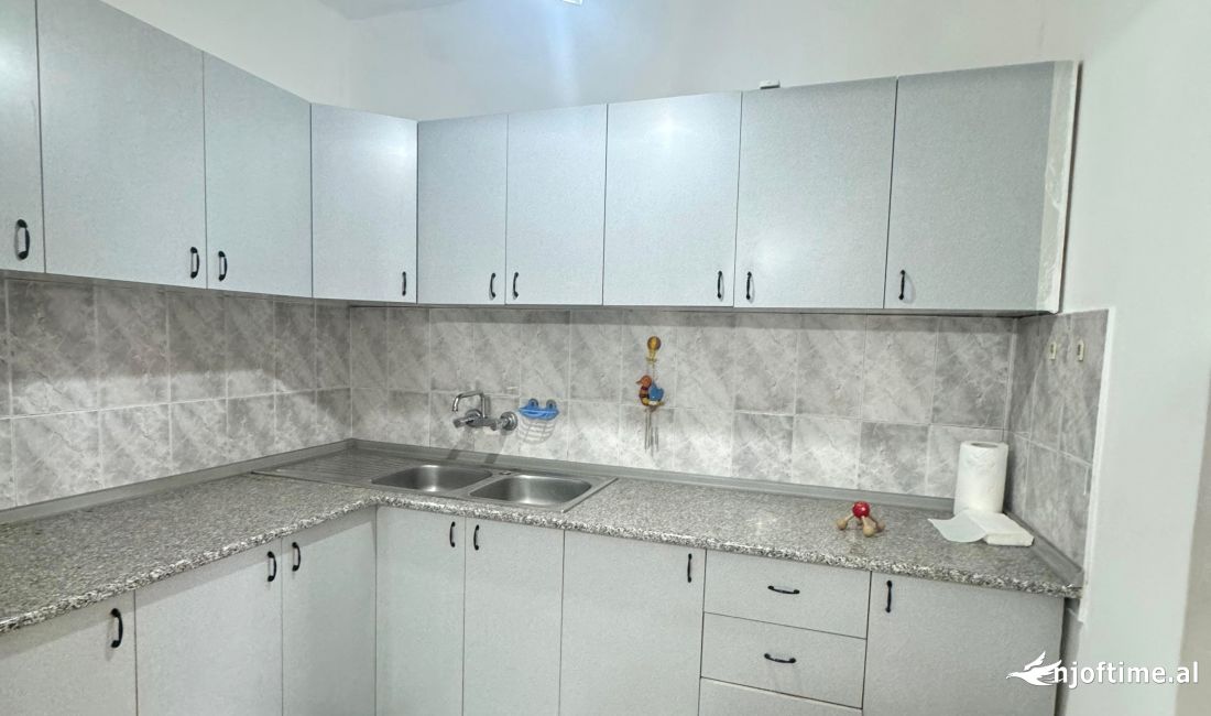 Shtepi ne shitje Apartament ne Tirane, 2+1, Mobilimi Pjeserisht e mobiluar, Pagesa 100,100  Euro.