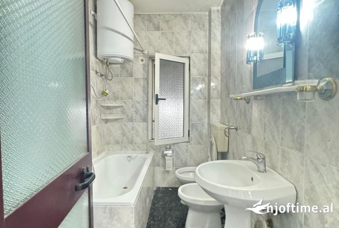 Shtepi ne shitje Apartament ne Tirane, 2+1, Mobilimi Pjeserisht e mobiluar, Pagesa 100,100  Euro.