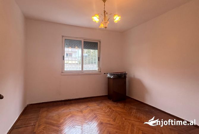 Shtepi ne shitje Apartament ne Tirane, 2+1, Mobilimi Pjeserisht e mobiluar, Pagesa 100,100  Euro.