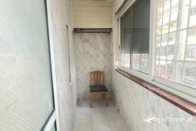 Shtepi ne shitje Apartament ne Tirane, 2+1, Mobilimi Pjeserisht e mobiluar, Pagesa 100,100  Euro.