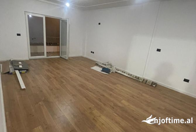 Shtepi ne shitje Apartament ne Tirane, 2+1, Mobilimi Bosh, pa mobiluar, Pagesa 160,002  Euro.