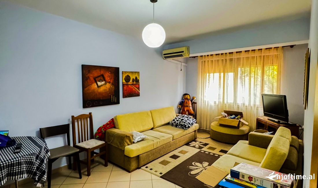 Shtepi ne shitje Apartament ne Tirane, 1+1, Mobilimi Pjeserisht e mobiluar, Pagesa 87,009  Euro.