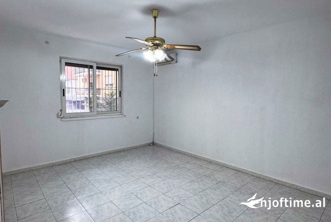 Shtepi ne shitje Apartament ne Tirane, 2+1, Mobilimi Pjeserisht e mobiluar, Pagesa 100,091  Euro.