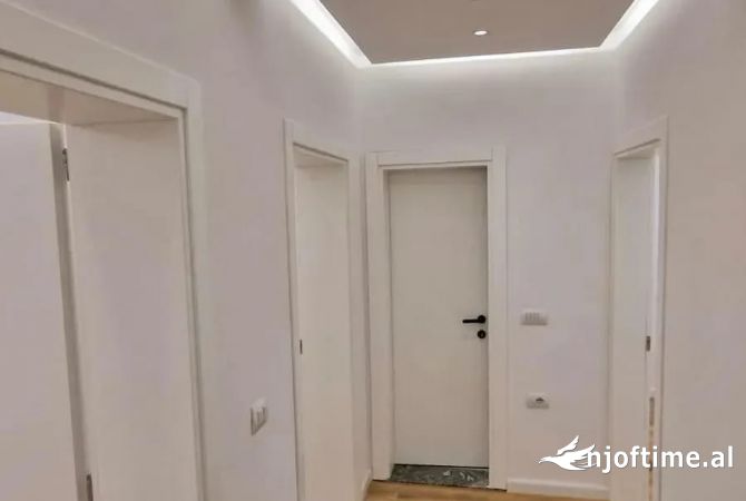 Shtepi ne shitje Apartament ne Tirane, 3+1, Mobilimi Bosh, pa mobiluar, Pagesa 270,000  Euro.