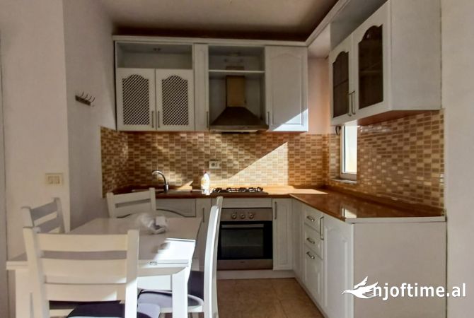 Shtepi ne shitje Apartament ne Tirane, 2+1, Mobilimi Pjeserisht e mobiluar, Pagesa 115,000  Euro.