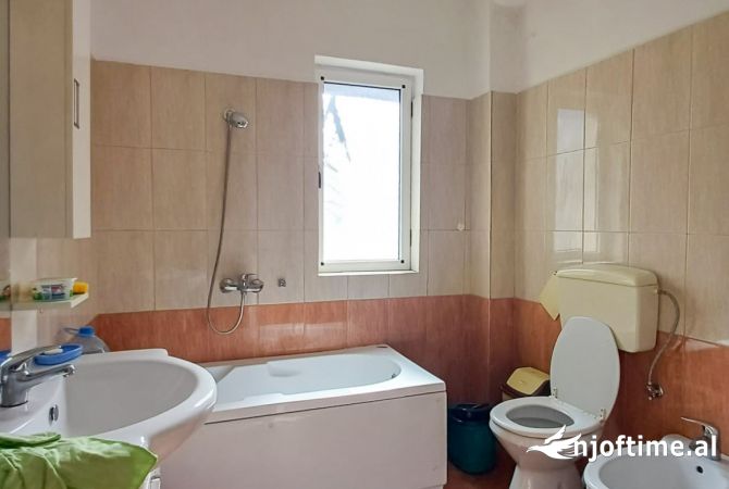 Shtepi ne shitje Apartament ne Tirane, 2+1, Mobilimi Pjeserisht e mobiluar, Pagesa 115,000  Euro.