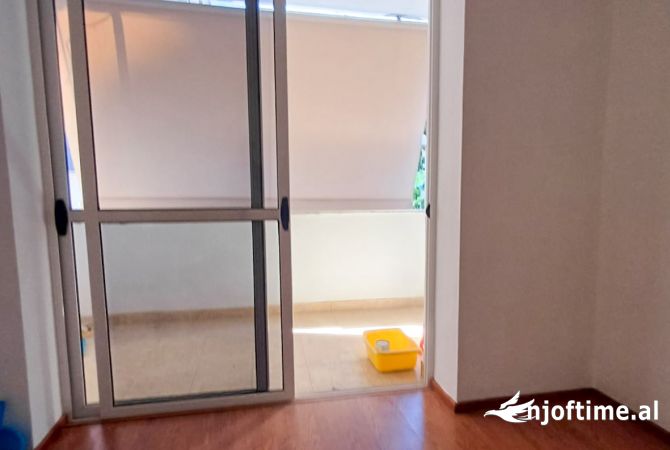 Shtepi ne shitje Apartament ne Tirane, 2+1, Mobilimi Pjeserisht e mobiluar, Pagesa 115,000  Euro.