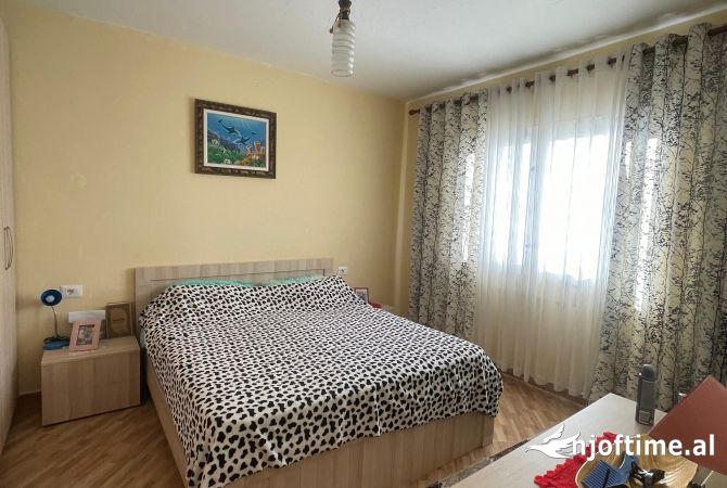 Shtepi ne shitje Apartament ne Tirane, 1+1, Mobilimi E mobiluar, Pagesa 75,000  Euro.