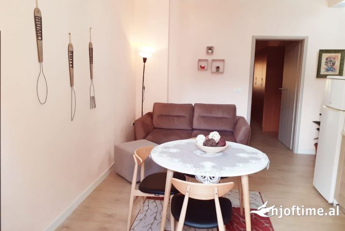 Shtepi me qera Apartament ne Tirane, 2+1, Mobilimi E mobiluar, Pagesa 702  Euro.