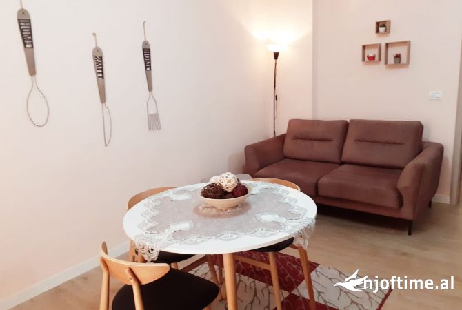 Shtepi me qera Apartament ne Tirane, 2+1, Mobilimi E mobiluar, Pagesa 702  Euro.
