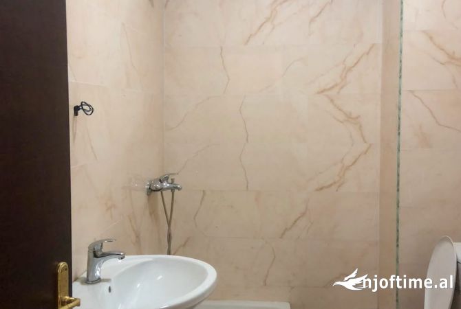 Shtepi ne shitje Apartament ne Tirane, 2+1, Mobilimi Pjeserisht e mobiluar, Pagesa 125,031  Euro.