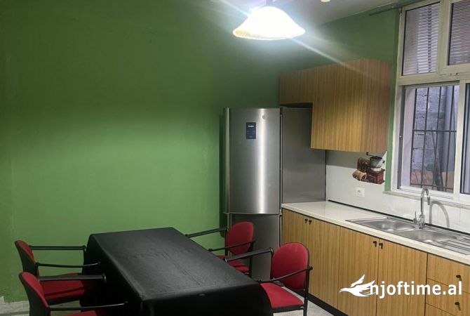 Shtepi me qera Apartament ne Tirane, 3+1, Mobilimi E mobiluar, Pagesa 721  Euro.