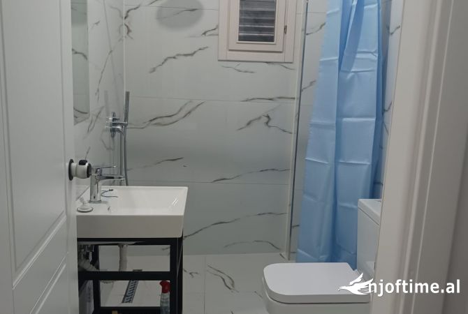 Shtepi me qera Apartament ne Tirane, 1+1, Mobilimi Pjeserisht e mobiluar, Pagesa 402  Euro.