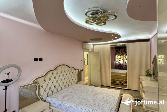 Shtepi ne shitje Apartament ne Tirane, 2+1, Mobilimi E mobiluar, Pagesa 265,000  Euro.