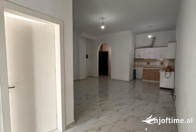 Shtepi me qera Apartament ne Tirane, 1+1, Mobilimi Bosh, pa mobiluar, Pagesa 402  Euro.