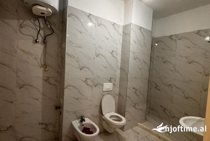 Shtepi me qera Apartament ne Tirane, 1+1, Mobilimi Bosh, pa mobiluar, Pagesa 402  Euro.