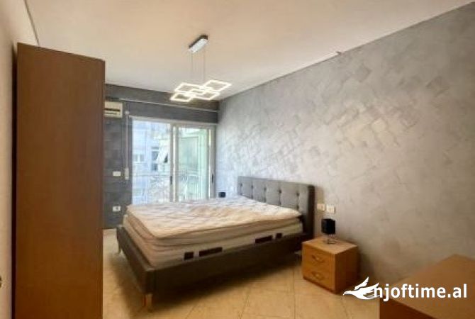 Shtepi ne shitje Apartament ne Tirane, 2+1, Mobilimi E mobiluar, Pagesa 200,002  Euro.