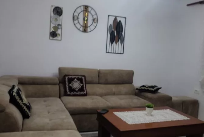 Shtepi me qera Apartament ne Tirane, 1+1, Mobilimi E mobiluar, Pagesa 555  Euro.