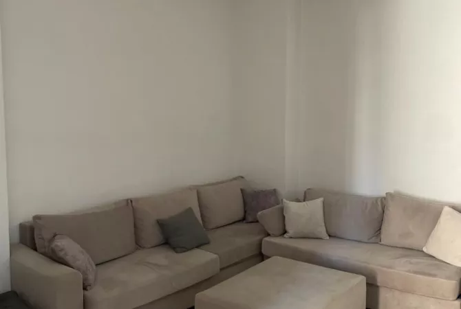 Shtepi me qera Apartament ne Tirane, 1+1, Mobilimi E mobiluar, Pagesa 555  Euro.