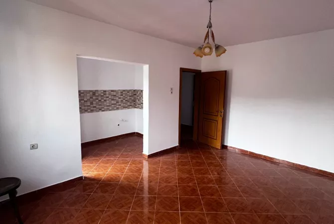 Shtepi ne shitje Apartament ne Tirane, 1+1, Mobilimi Bosh, pa mobiluar, Pagesa 67,000  Euro.