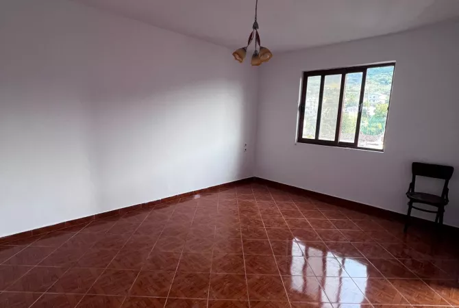 Shtepi ne shitje Apartament ne Tirane, 1+1, Mobilimi Bosh, pa mobiluar, Pagesa 67,000  Euro.