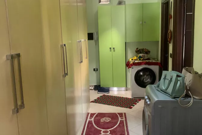 Shtepi ne shitje Apartament ne Tirane, 1+1, Mobilimi Bosh, pa mobiluar, Pagesa 110,000  Euro.