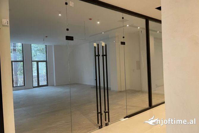 Ambient biznesi me qera 3+1 ne Tirane - 2,500 Euro