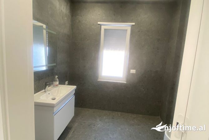 Ambient biznesi me qera 3+1 ne Tirane - 1,600 Euro