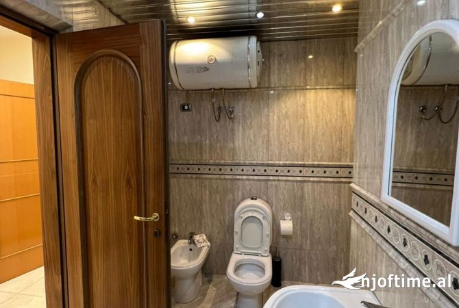 Jepet ambjent biznesi me qera ne bllok