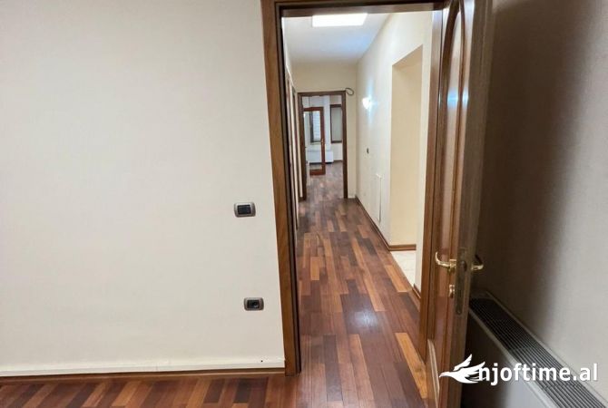 Ambient biznesi me qera 3+1 ne Tirane - 2,000 Euro