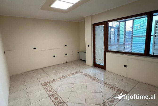 Ambient biznesi me qera 3+1 ne Tirane - 2,000 Euro