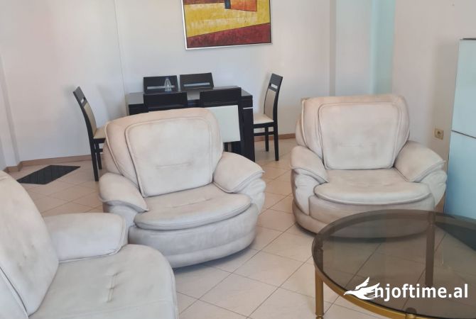 Shtepi me qera Apartament ne Tirane, 2+1, Mobilimi E mobiluar, Pagesa 700  Euro.
