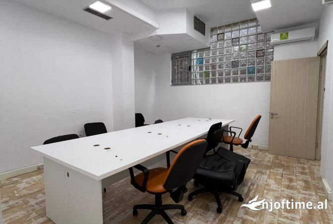 Ambient biznesi me qera 3+1 ne Tirane - 2,500 Euro