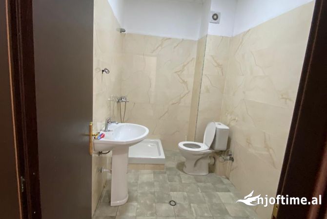 Shtepi ne shitje Apartament ne Tirane, 2+1, Mobilimi E mobiluar, Pagesa 125,000  Euro.