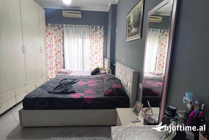 Shtepi ne shitje Apartament ne Tirane, 2+1, Mobilimi E mobiluar, Pagesa 145,000  Euro.
