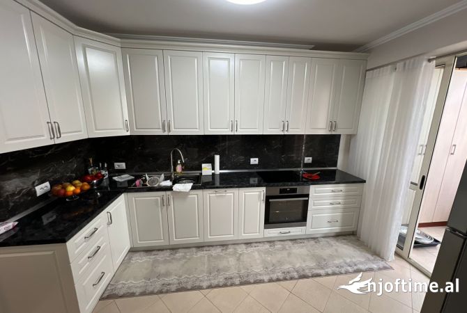 Shtepi ne shitje Apartament ne Tirane, 2+1, Mobilimi E mobiluar, Pagesa 300,000  Euro.