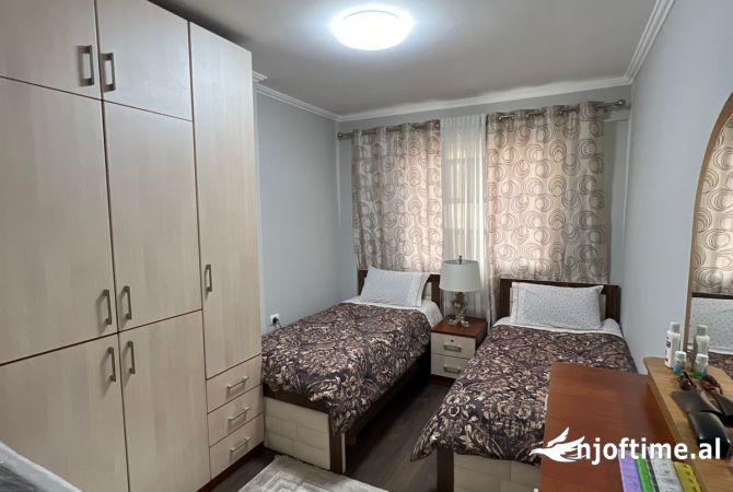 Shtepi ne shitje Apartament ne Tirane, 2+1, Mobilimi E mobiluar, Pagesa 300,000  Euro.