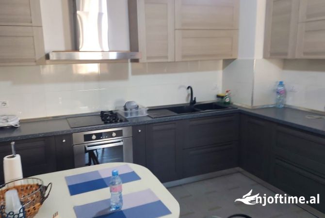 Shtepi me qera Apartament ne Tirane, 2+1, Mobilimi E mobiluar, Pagesa 700  Euro.