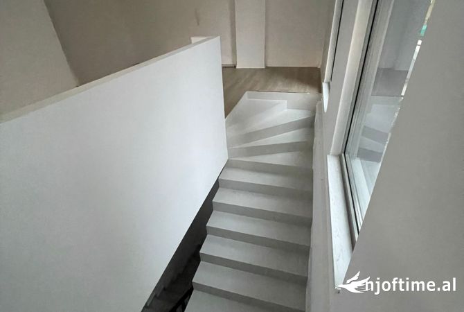 Ambient biznesi me qera 1+1 ne Tirane - 250,000 Leke