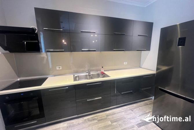 Shitet apartament 2+1+2 tek Kopshti Zoologjik