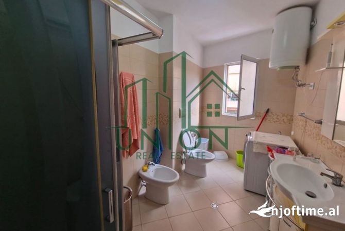 Shtepi ne shitje Apartament ne Tirane, 2+1, Mobilimi E mobiluar, Pagesa 152,000  Euro.