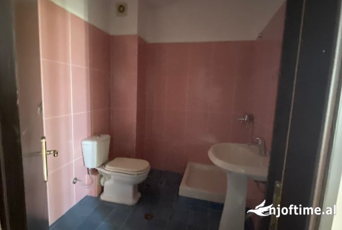 Shtepi ne shitje Apartament ne Tirane, 1+1, Mobilimi E mobiluar, Pagesa 80,000  Euro.