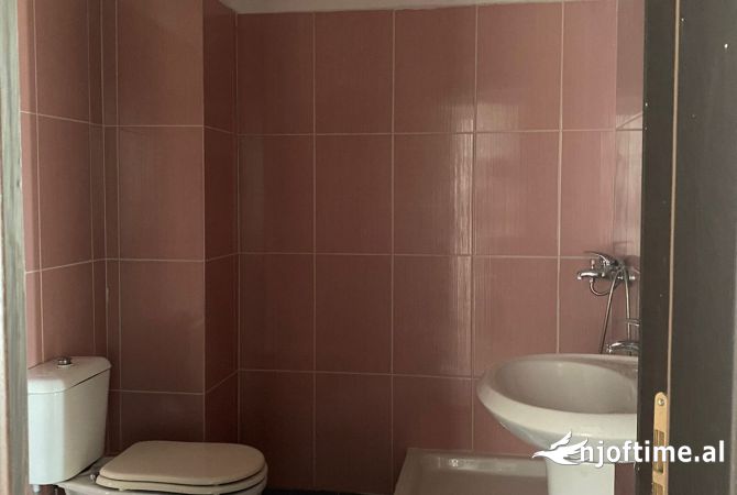 Shtepi ne shitje Apartament ne Tirane, 1+1, Mobilimi E mobiluar, Pagesa 80,000  Euro.