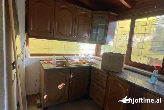 Shtepi ne shitje Apartament ne Vlore, 1+1, Mobilimi Bosh, pa mobiluar, Pagesa 65,000  Euro.