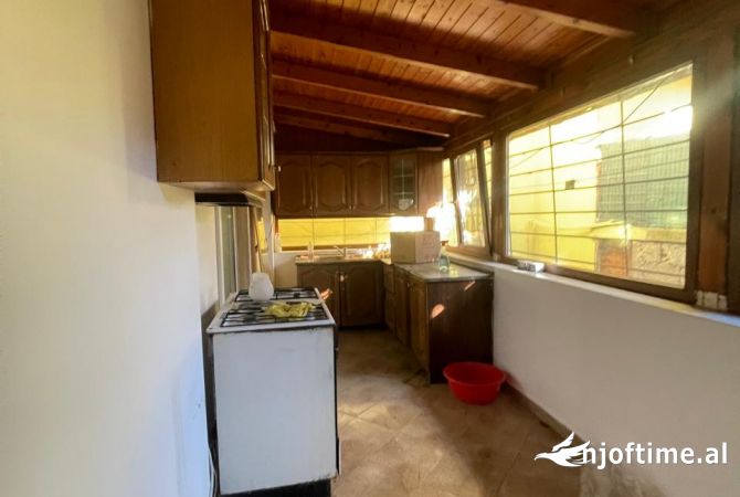 Shtepi ne shitje Apartament ne Vlore, 1+1, Mobilimi Bosh, pa mobiluar, Pagesa 65,000  Euro.