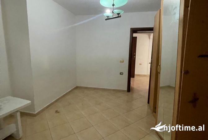 Shtepi ne shitje Apartament ne Vlore, 1+1, Mobilimi Bosh, pa mobiluar, Pagesa 65,000  Euro.