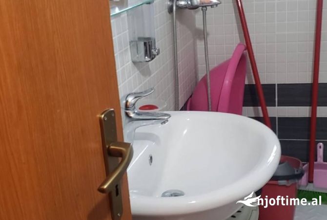 Shtepi ne shitje Apartament ne Tirane, 2+1, Mobilimi E mobiluar, Pagesa 87,999  Euro.