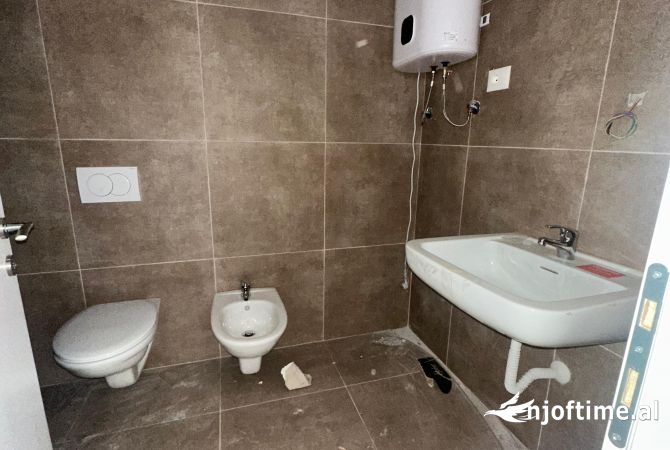 Ambient biznesi me qera 3+1 ne Tirane - 751 Euro