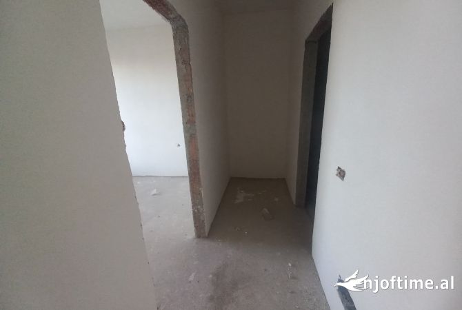 Shtepi ne shitje Apartament ne Tirane, 1+1, Mobilimi Bosh, pa mobiluar, Pagesa 106,638  Euro.